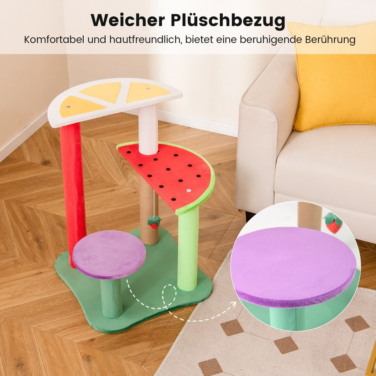 Un árbol para gatos con forma de frutas. Características: sandía, limón y plataforma morada. Fondo: sofá y cojín.