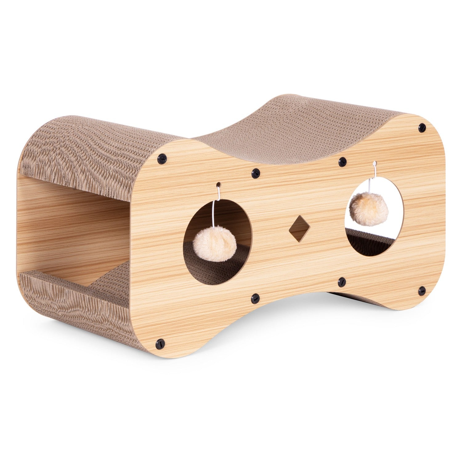 Un rascador para gatos con dos aberturas circulares, un agujero en forma de diamante y dos pompones colgantes. Está hecho de madera y cartón corrugado.