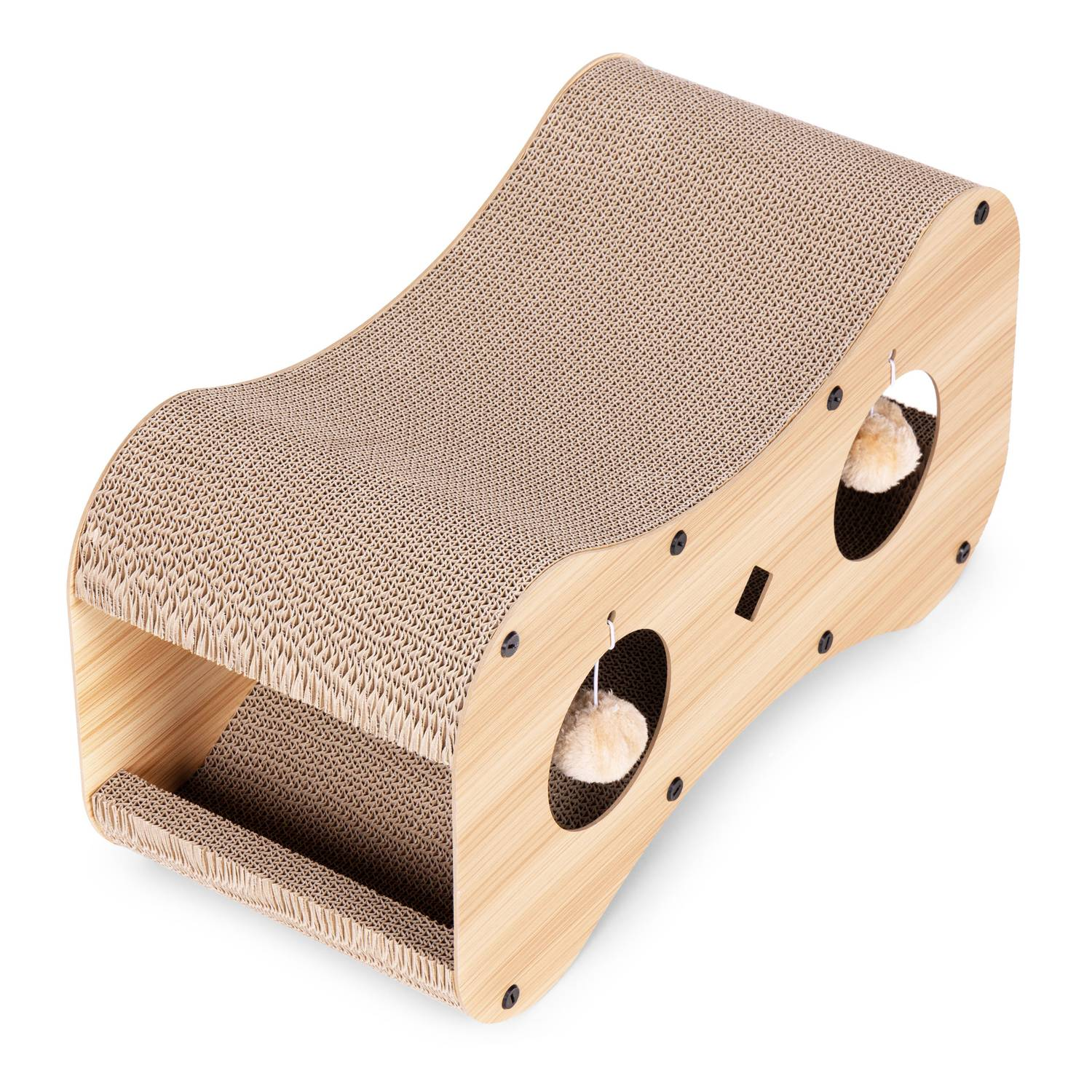 Rascador para gatos, superficie de cartón curvada con lados de madera. Cuenta con dos agujeros con juguetes colgantes y esponjosos. Colores beige y marrón.