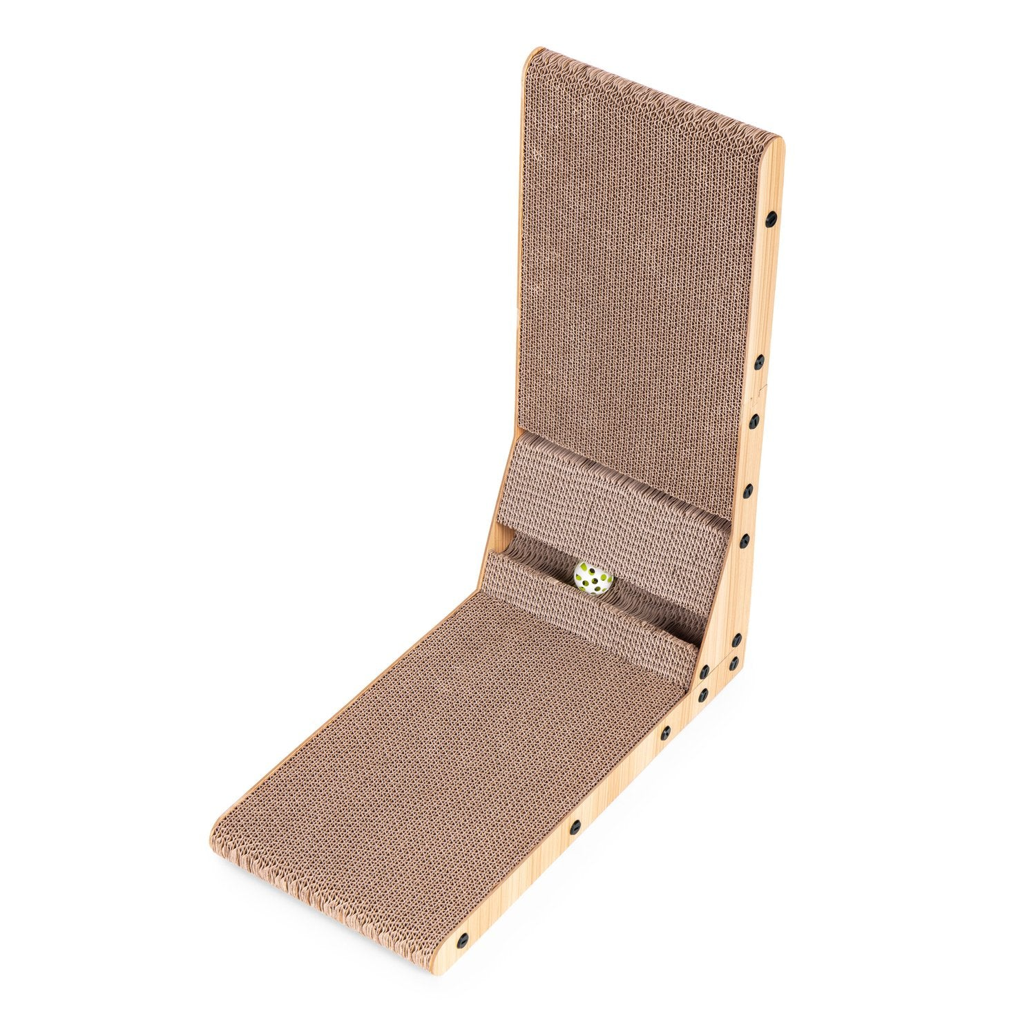 Un rascador para gatos de cartón y madera, con una bolita dentro. Está en ángulo con una sección vertical y otra horizontal.