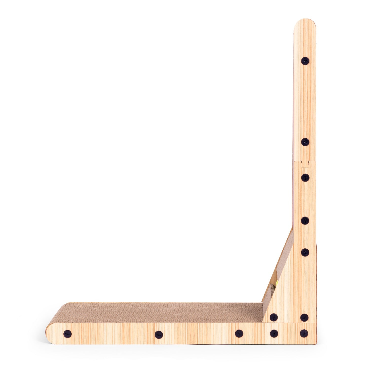 Un rascador para gatos. Está hecho de madera clara con una base rectangular y una pieza vertical unidas por tornillos negros.
