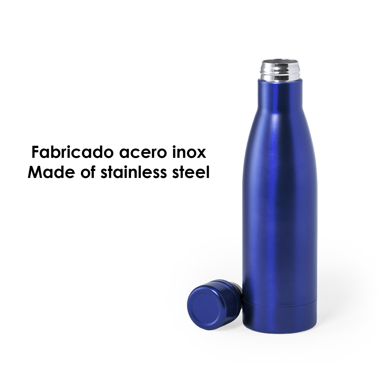 Una botella de agua azul de acero inoxidable con su tapa al lado. El fondo es blanco.