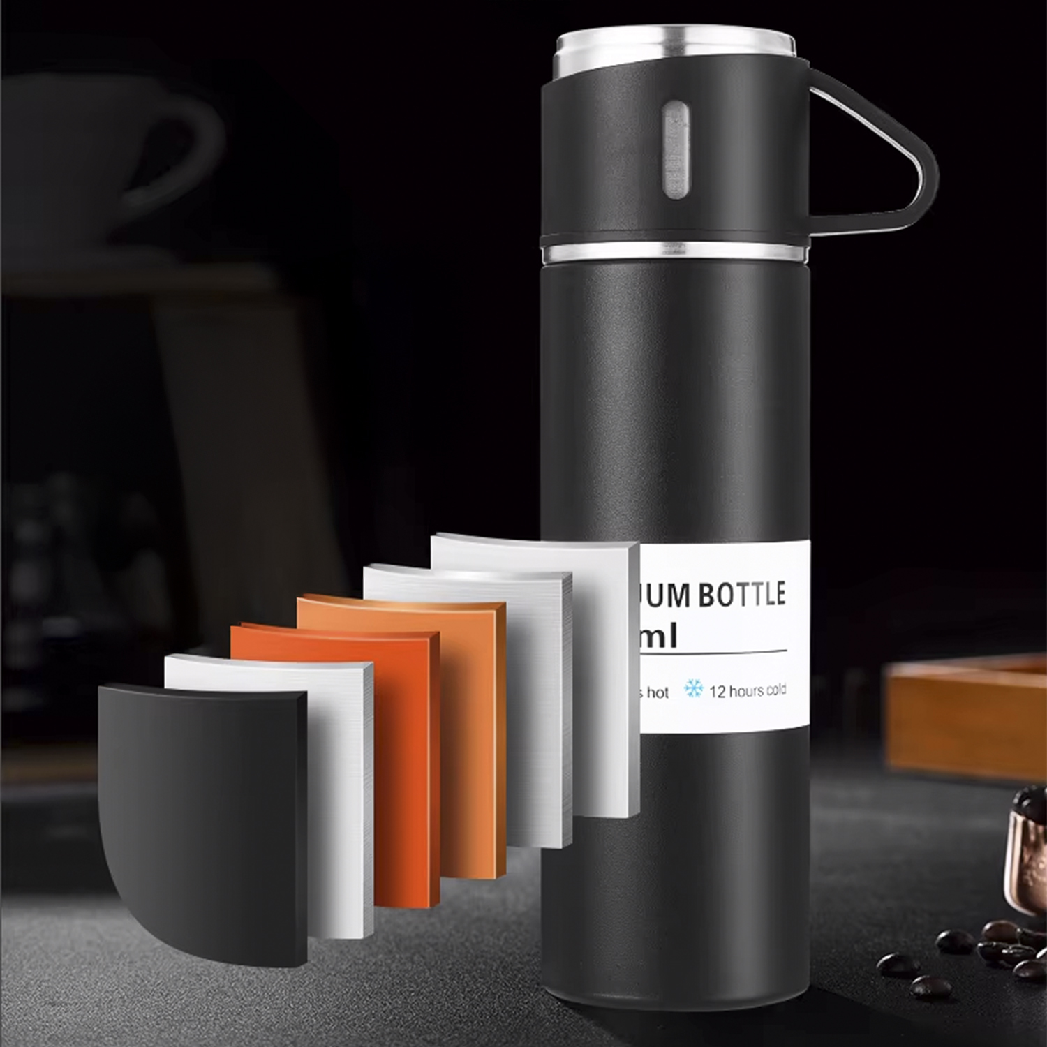 Eine schwarze Thermoskanne mit Griff, die ihre geschichtete Konstruktion zeigt. Sie verspricht 12 Stunden kalten und heißen Inhalt.