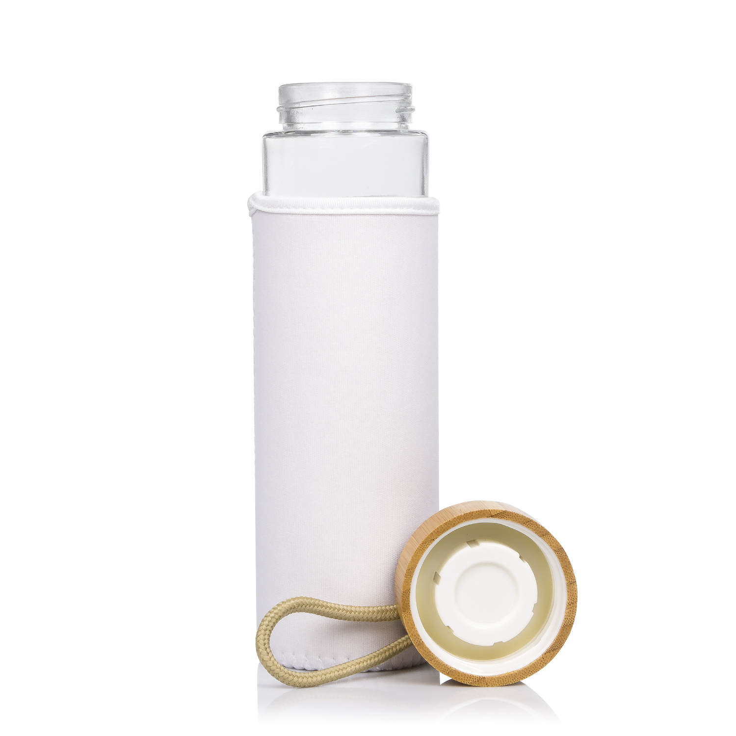 Una botella de agua de vidrio transparente con funda blanca y tapa de madera con cuerda beige, sobre fondo blanco.