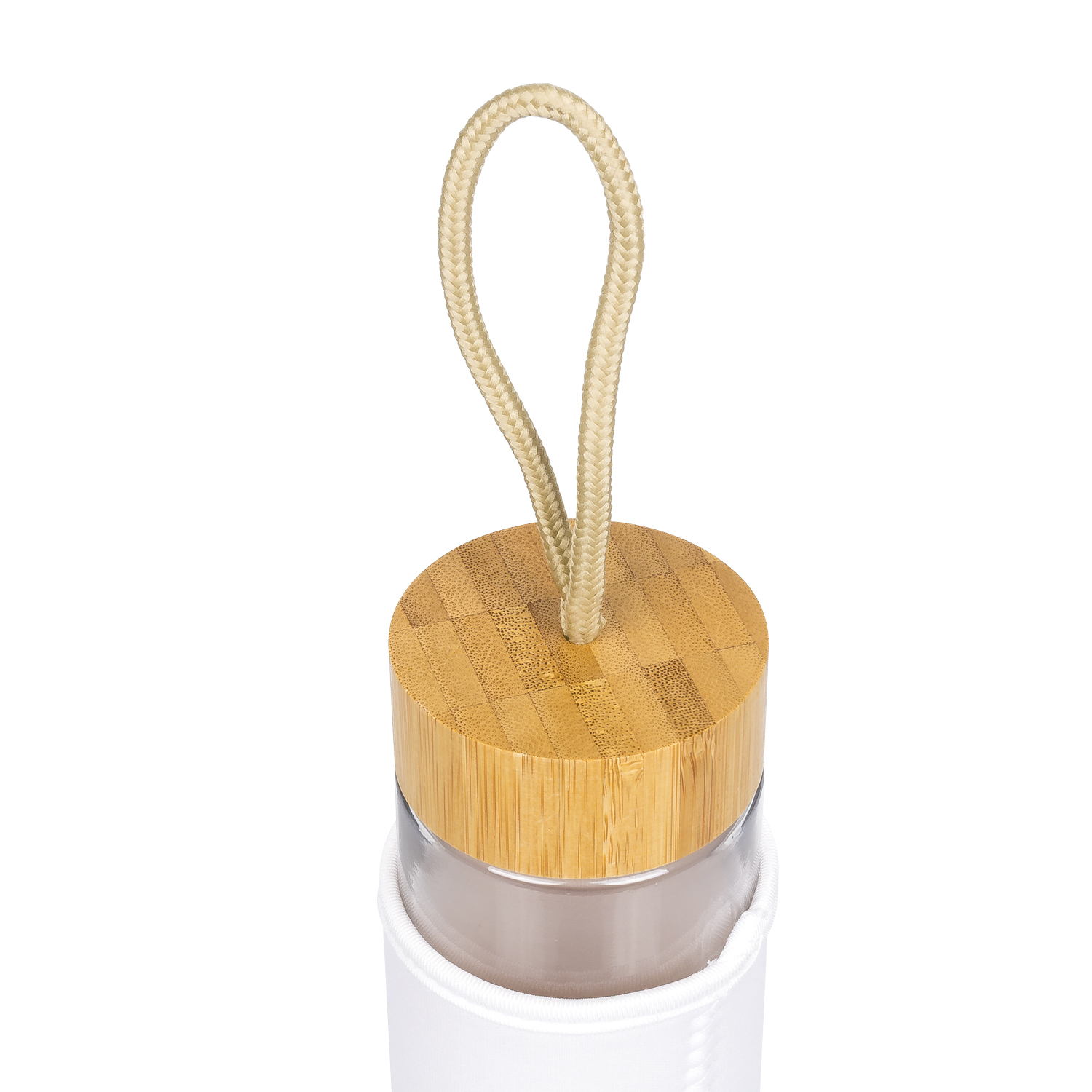 Primer plano de una botella de agua con tapa de bambú y asa de cuerda beige, sobre fondo blanco.