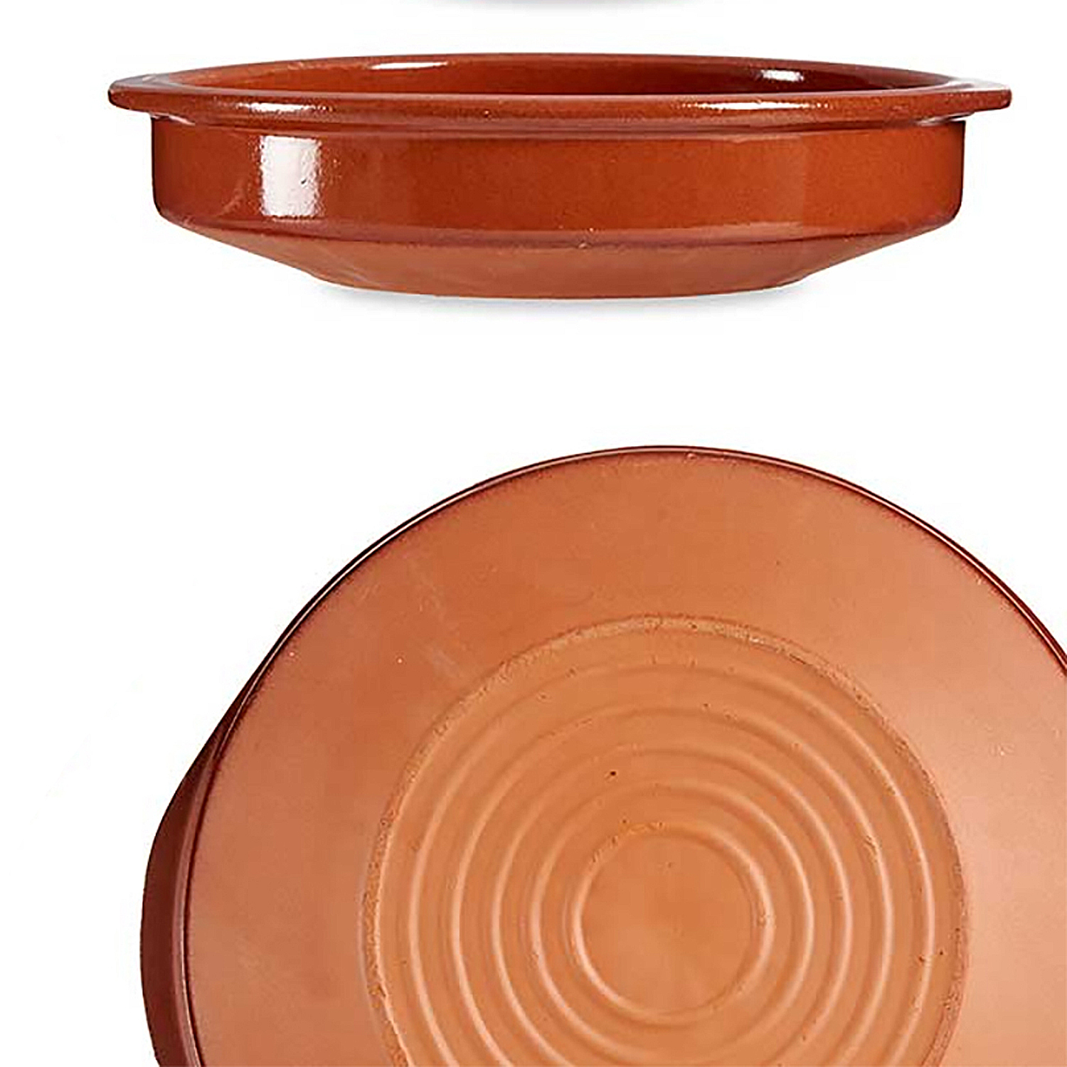 Due piatti in ceramica color terracotta. Uno è una ciotola bassa, l'altro è la base con cerchi concentrici.