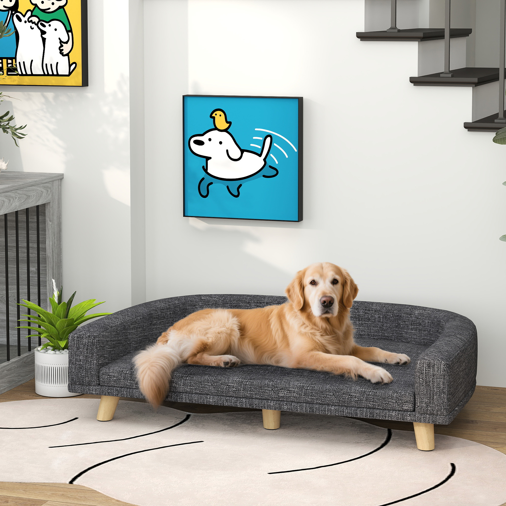 Golden retriever en un sofá gris, pinturas en la pared y una escalera al fondo.