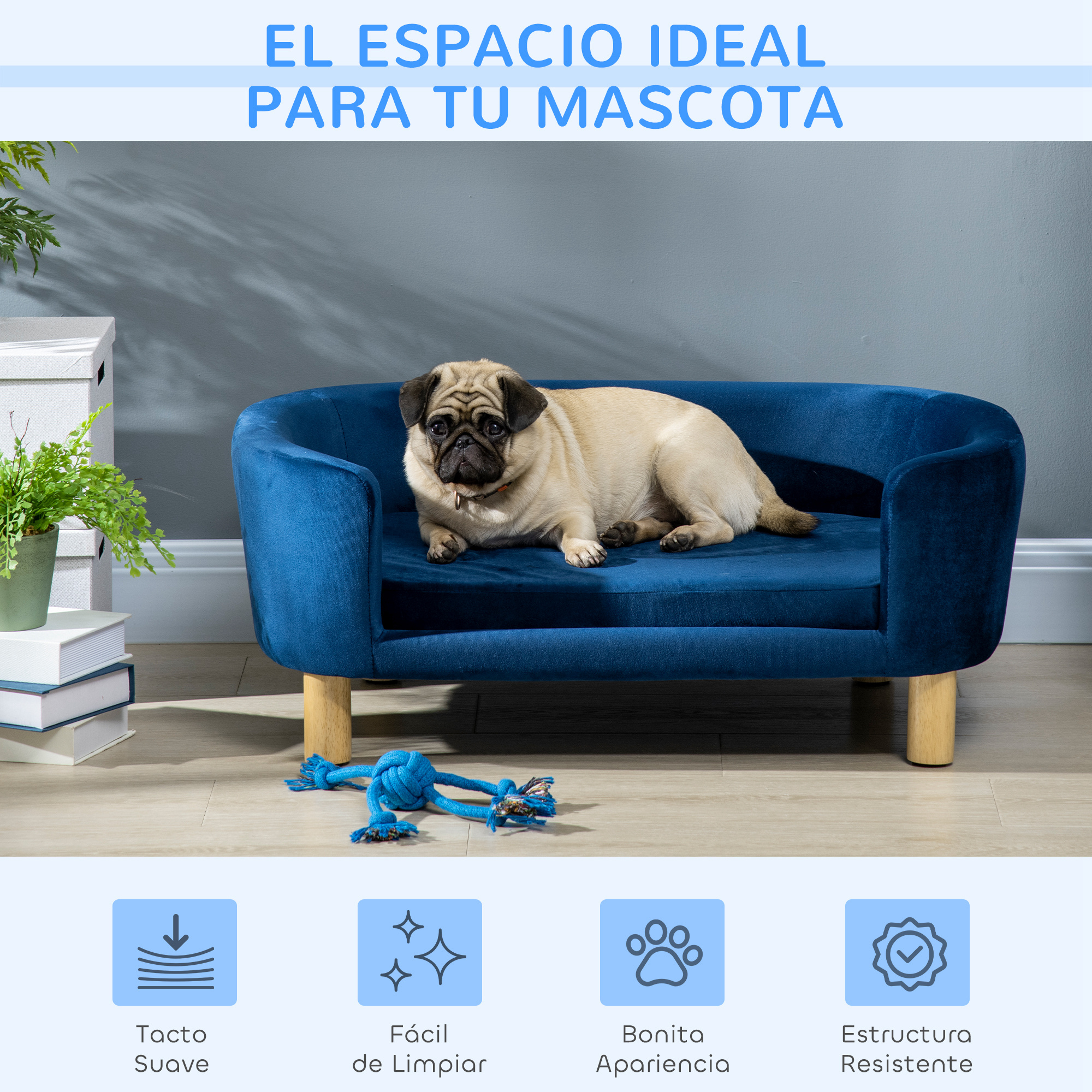 Un perro pug descansa en una cama azul para perros. Un juguete azul está en el suelo. El fondo tiene cajas, plantas y texto.