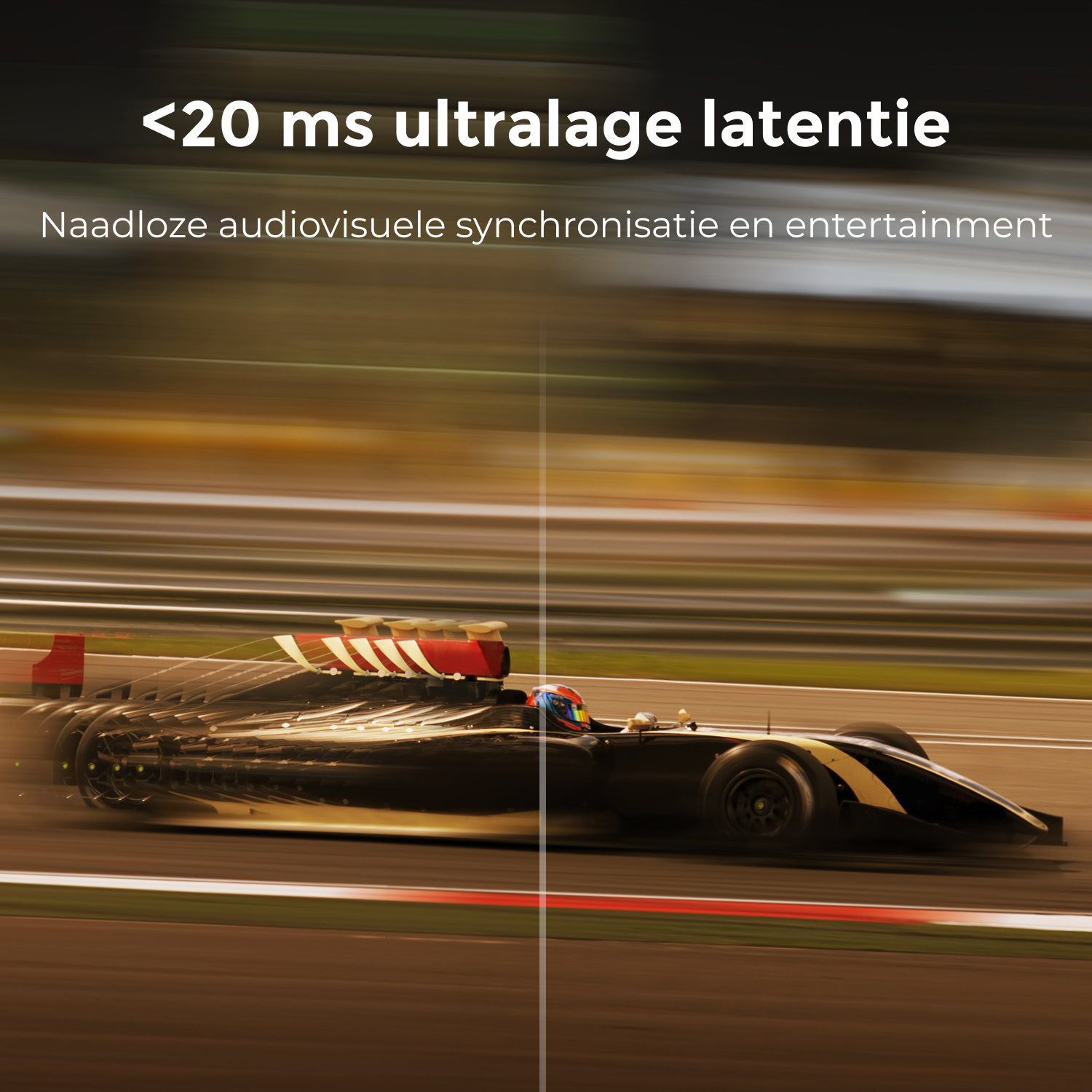 Une voiture de course file sur une piste. La voiture est noire avec un design rouge et blanc. Le texte en haut dit '<lt/>20 ms ultralage latentie'.