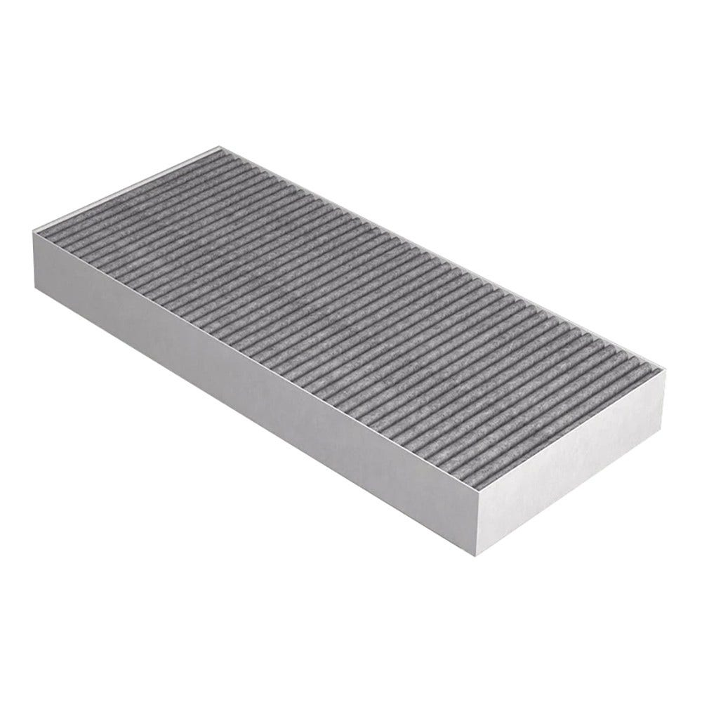 Ein rechteckiger Luftfilter. Er hat ein graues, strukturiertes Filterelement in einem silbernen Rahmen. Der Filter ist leicht angewinkelt.