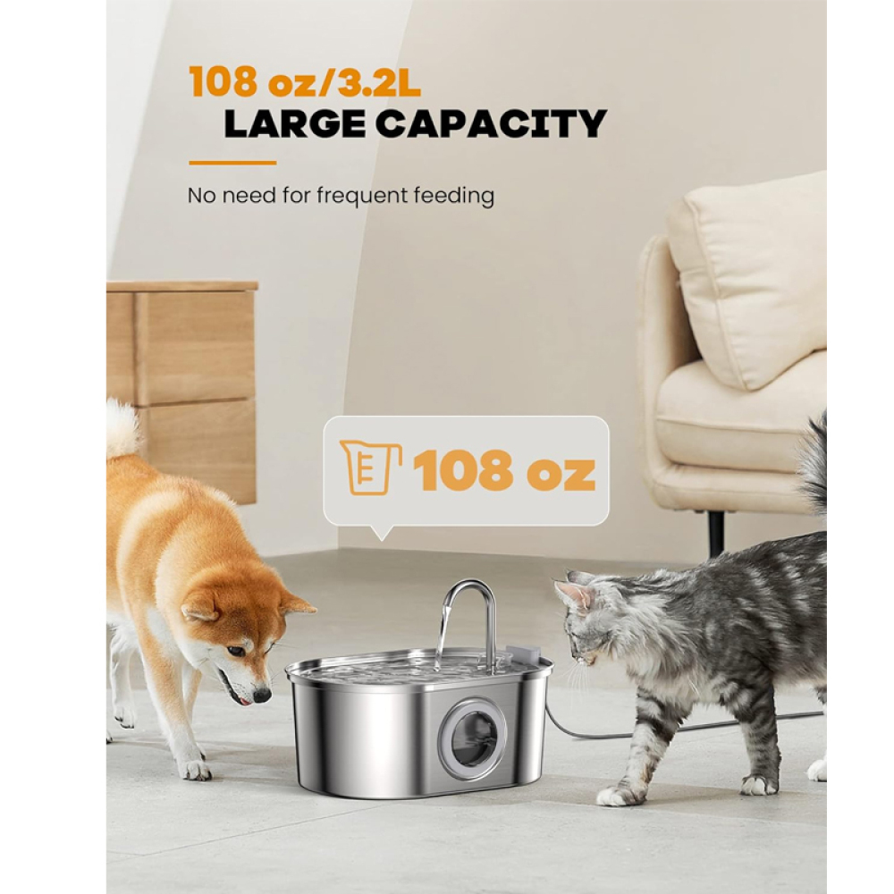 Ein Hund und eine Katze in der Nähe eines Edelstahl-Wasserbrunnens. Text: '108 oz/3,2L Große Kapazität'. Beiger Hintergrund mit Sofa.