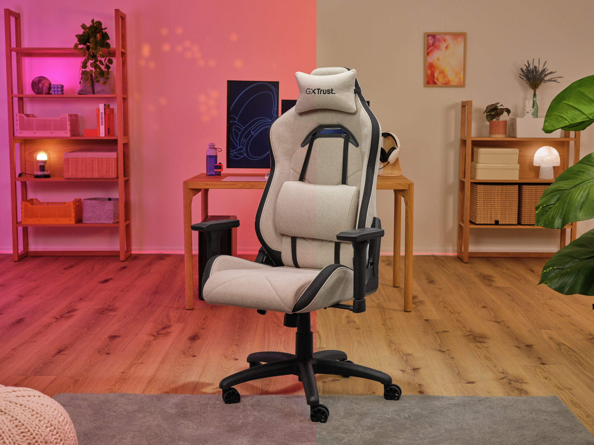 Krzesło do gier w pokoju. Widoczne biurko, półki i rośliny. Drewniana podłoga i szary dywan.