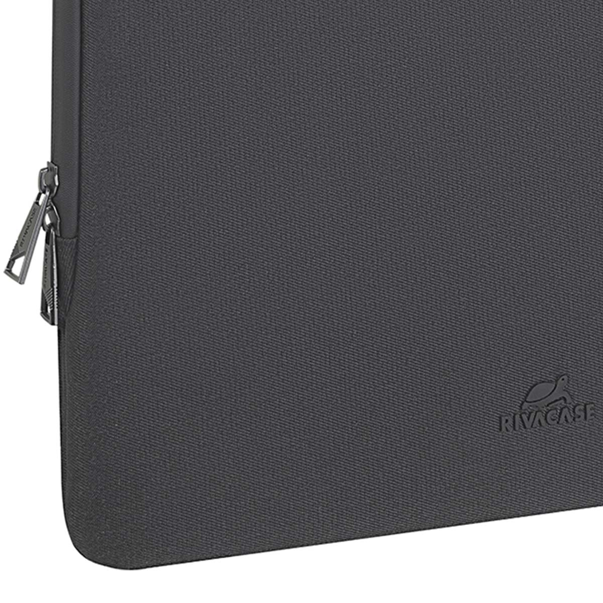 Primo piano di una custodia per laptop grigio scuro con cerniera a sinistra e logo RivaCase in basso a destra.