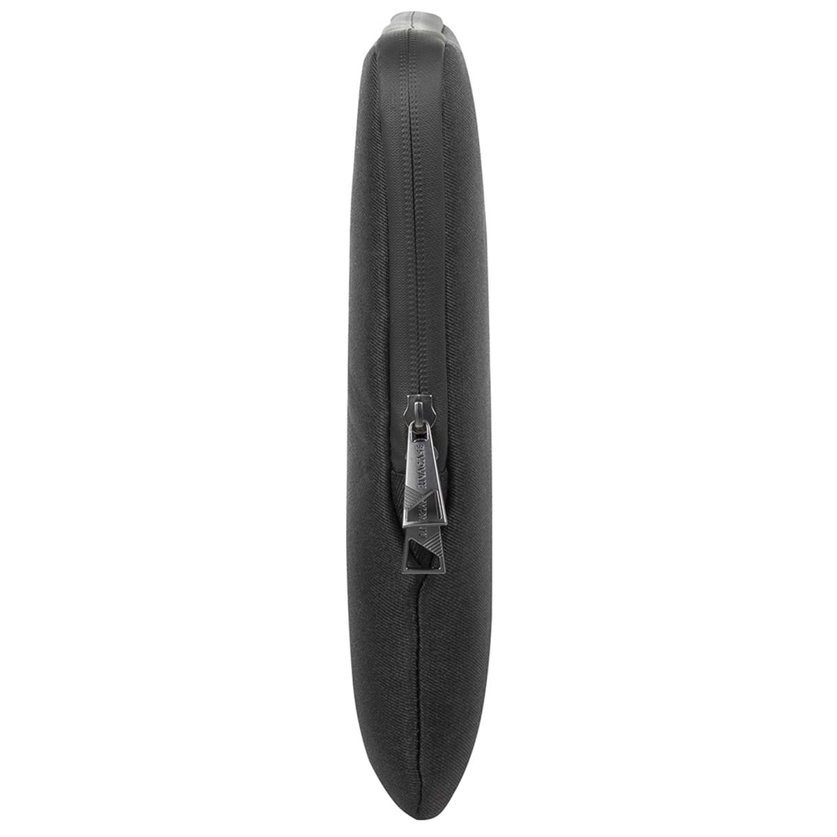 Una custodia nera per laptop con una cerniera argentata sul lato. Il tirazip riporta il nome del marchio.