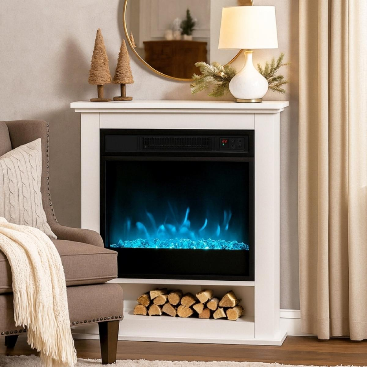 Weißer Kamin mit blauen Flammen, Holzscheiten, Lampe und Dekorationen. Links ein Stuhl mit Decke. Oben ein Spiegel.