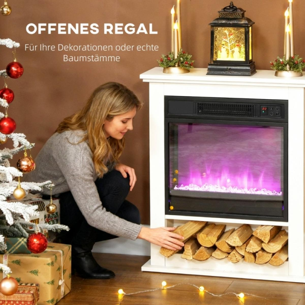 Frau am Kamin mit Holzscheiten. Weihnachtsbaum mit Geschenken links, Kerzen und Laterne rechts. Kamin hat violette Flammen.