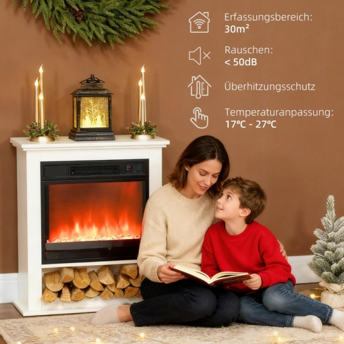 Eine Frau und ein Junge sitzen am Kamin und lesen. Rechts steht ein kleiner Weihnachtsbaum. Kerzen und eine Laterne stehen auf dem Kaminsims.