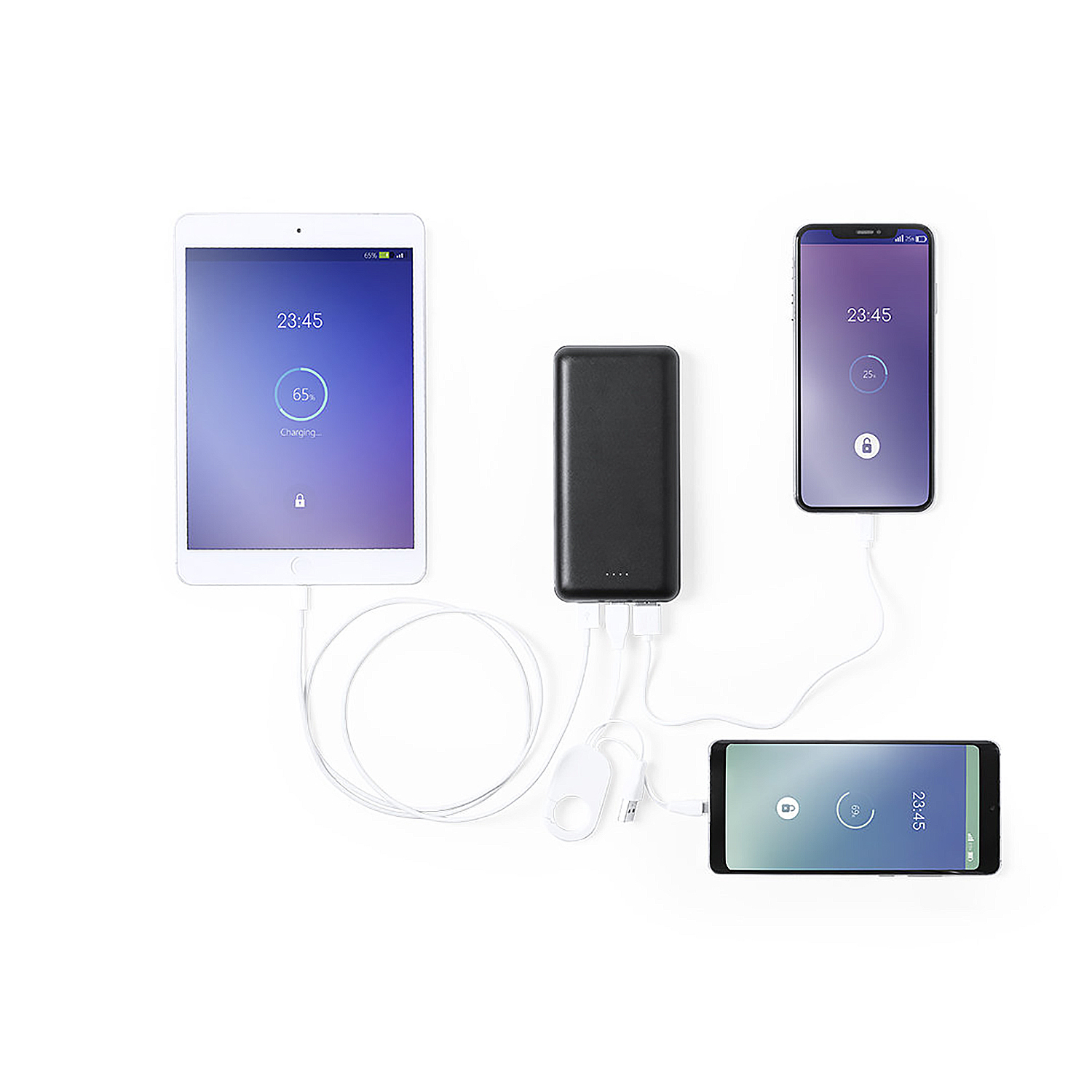 Un tablet, due telefoni e un power bank in carica. I dispositivi mostrano schermate di ricarica con percentuali e orario.