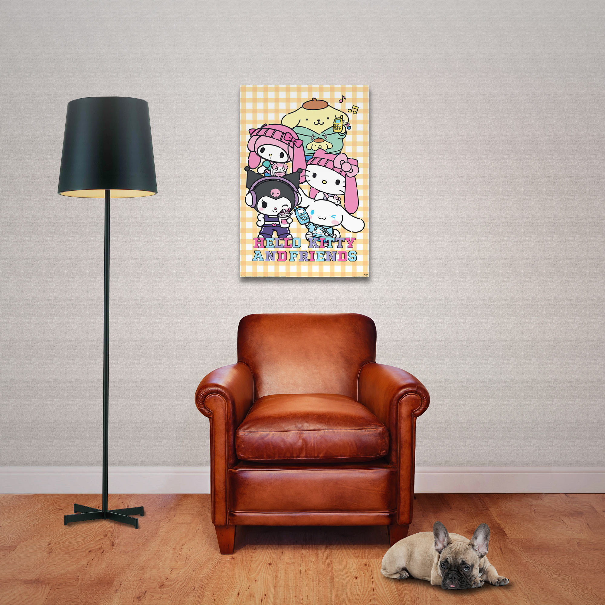 Ein Raum mit einem Hello Kitty-Poster, einem Ledersessel, einer Stehlampe und einer schlafenden französischen Bulldogge.