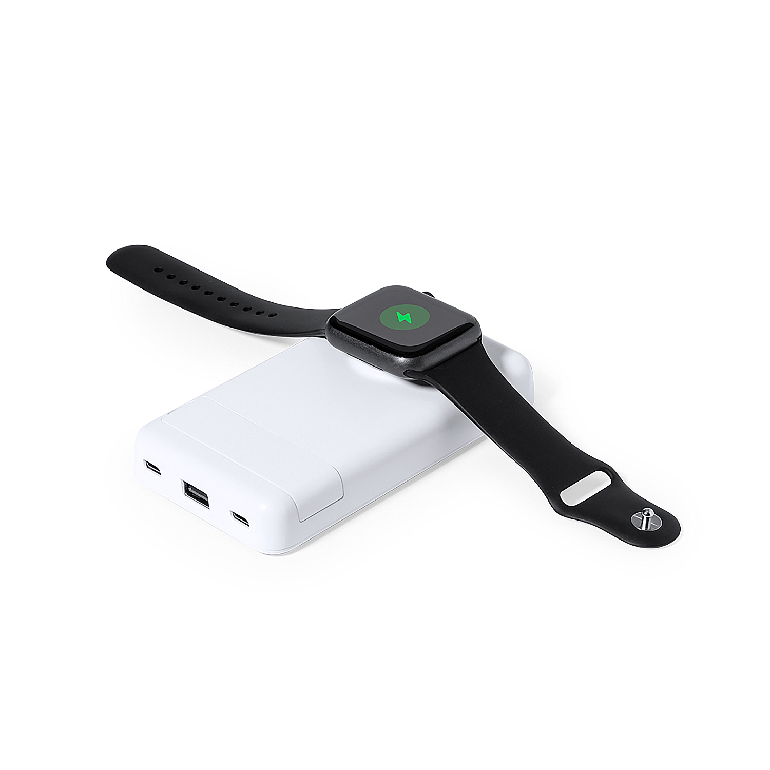 Uno smartwatch nero è appoggiato su un power bank bianco. L'orologio mostra un'icona di ricarica verde. Lo sfondo è bianco.