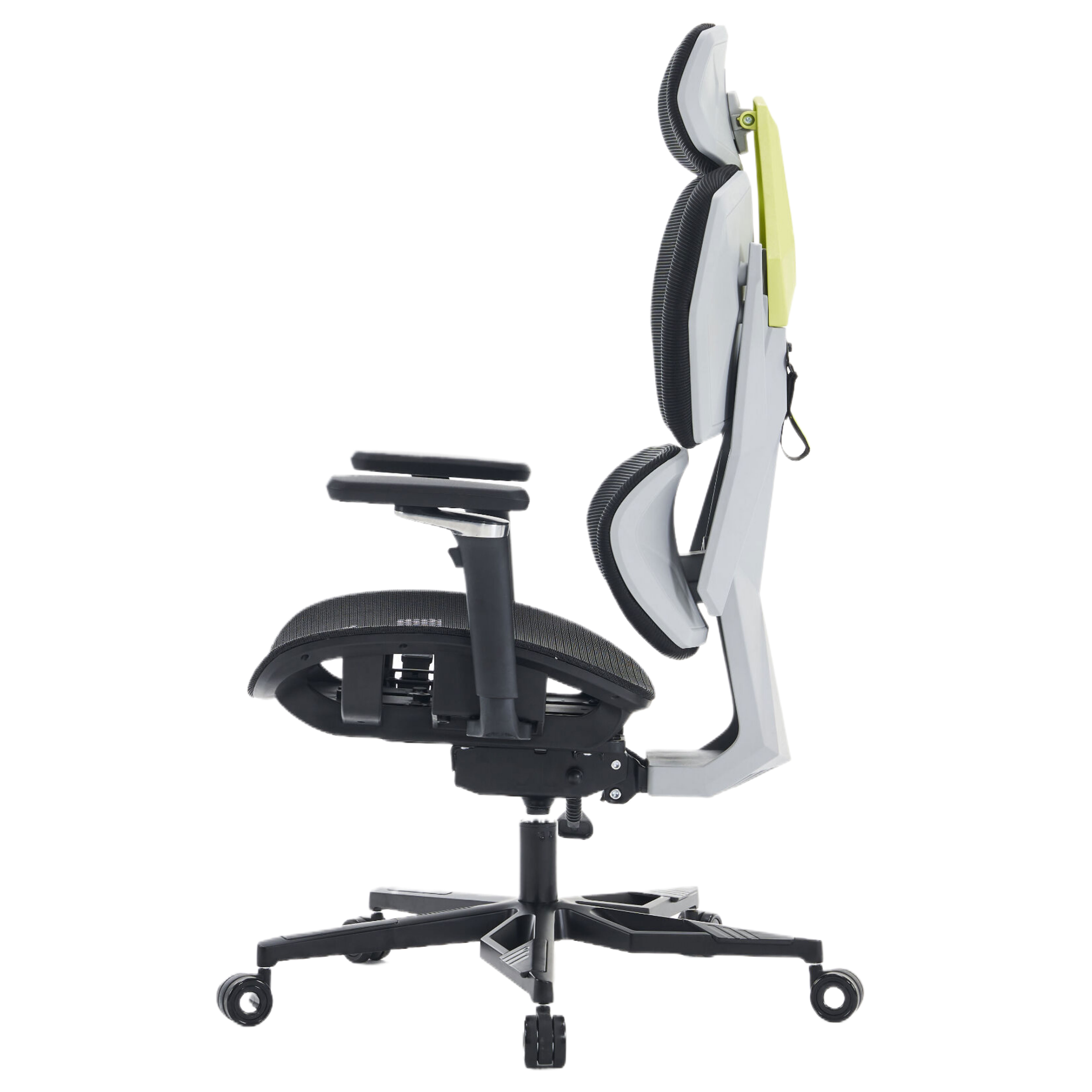 Una silla de oficina con asiento y respaldo de malla negra, marco gris y ruedas, aislada en blanco.