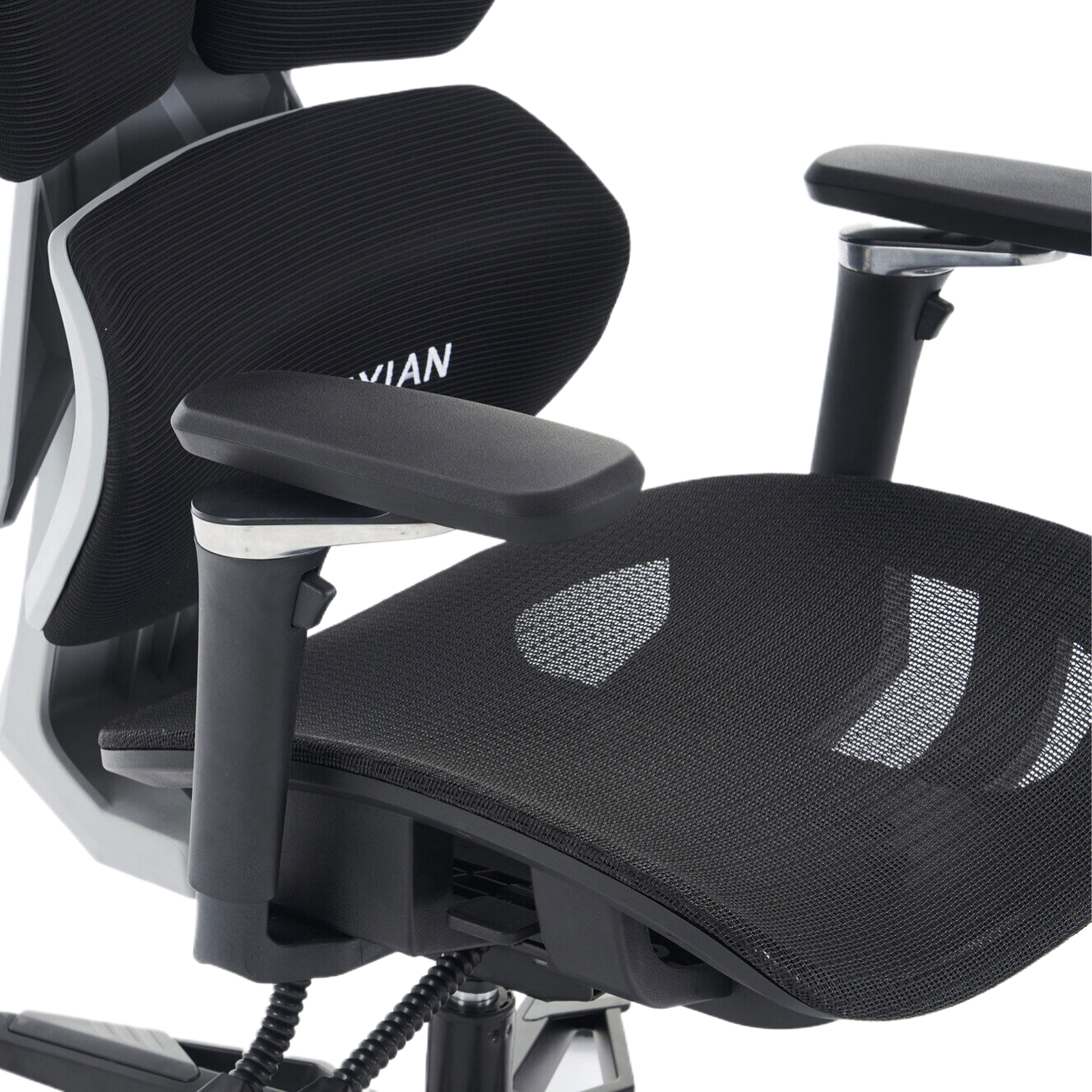 Primer plano de una silla de oficina negra. Incluye respaldo de malla, apoyabrazos y base. El fondo es blanco.