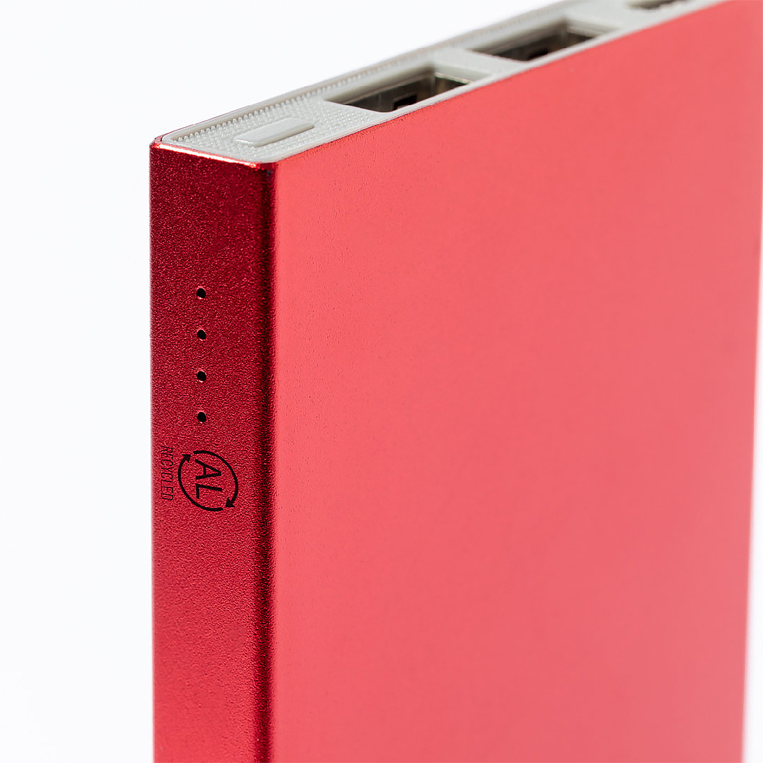 Nahaufnahme einer roten Powerbank mit mehreren Anschlüssen. Es hat ein metallisches Finish, Ladeanzeigelichter und ein Recycling-Logo.