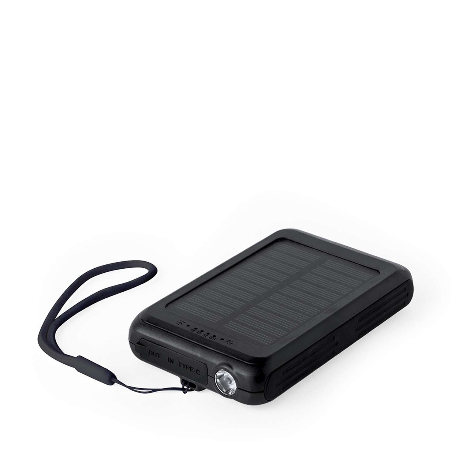 Un power bank solare nero con un cinturino nero è su una superficie bianca. Ha un pannello solare, una torcia e una porta USB.