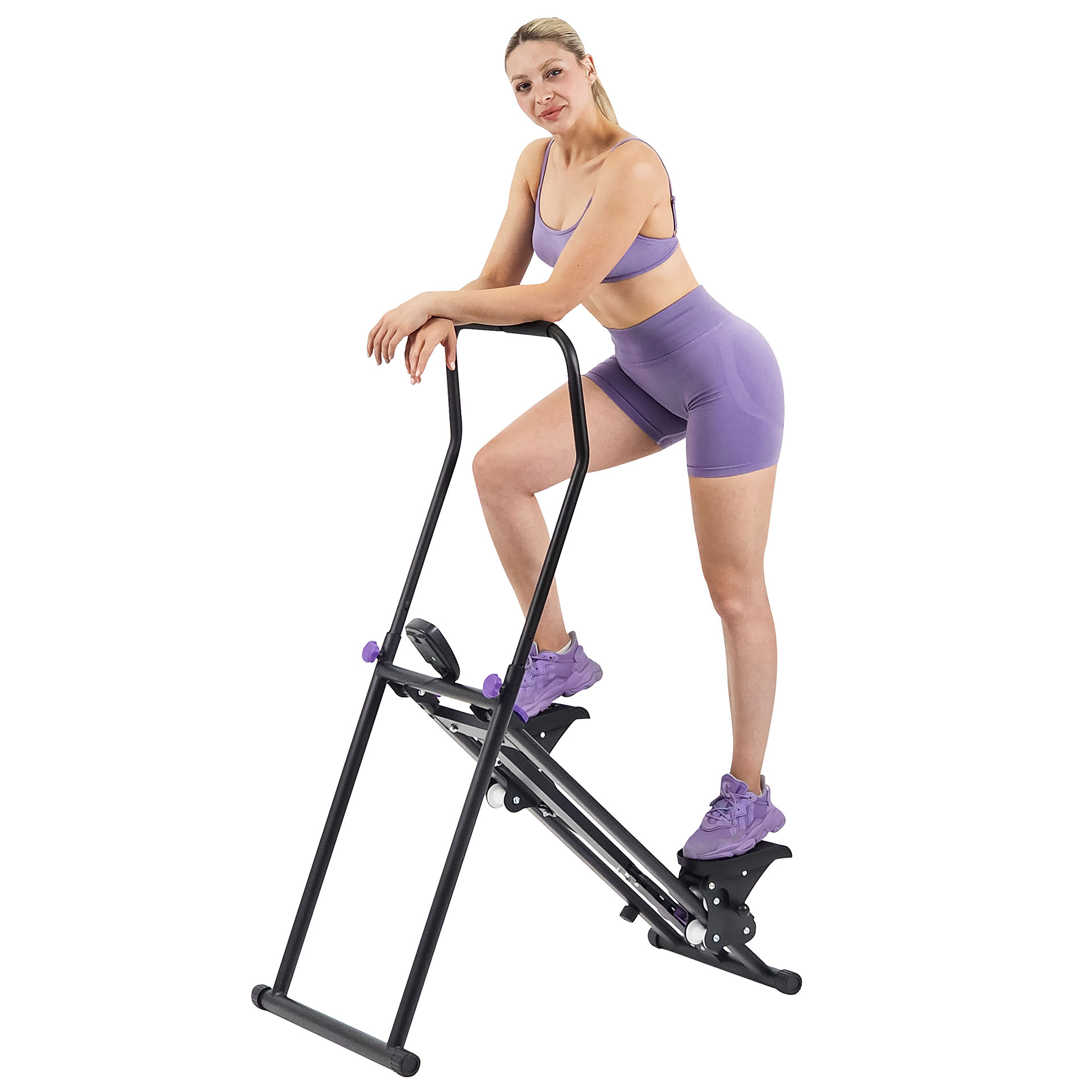 Frau in lila Trainingskleidung auf einem Stepper. Sie ist blond und lächelt.