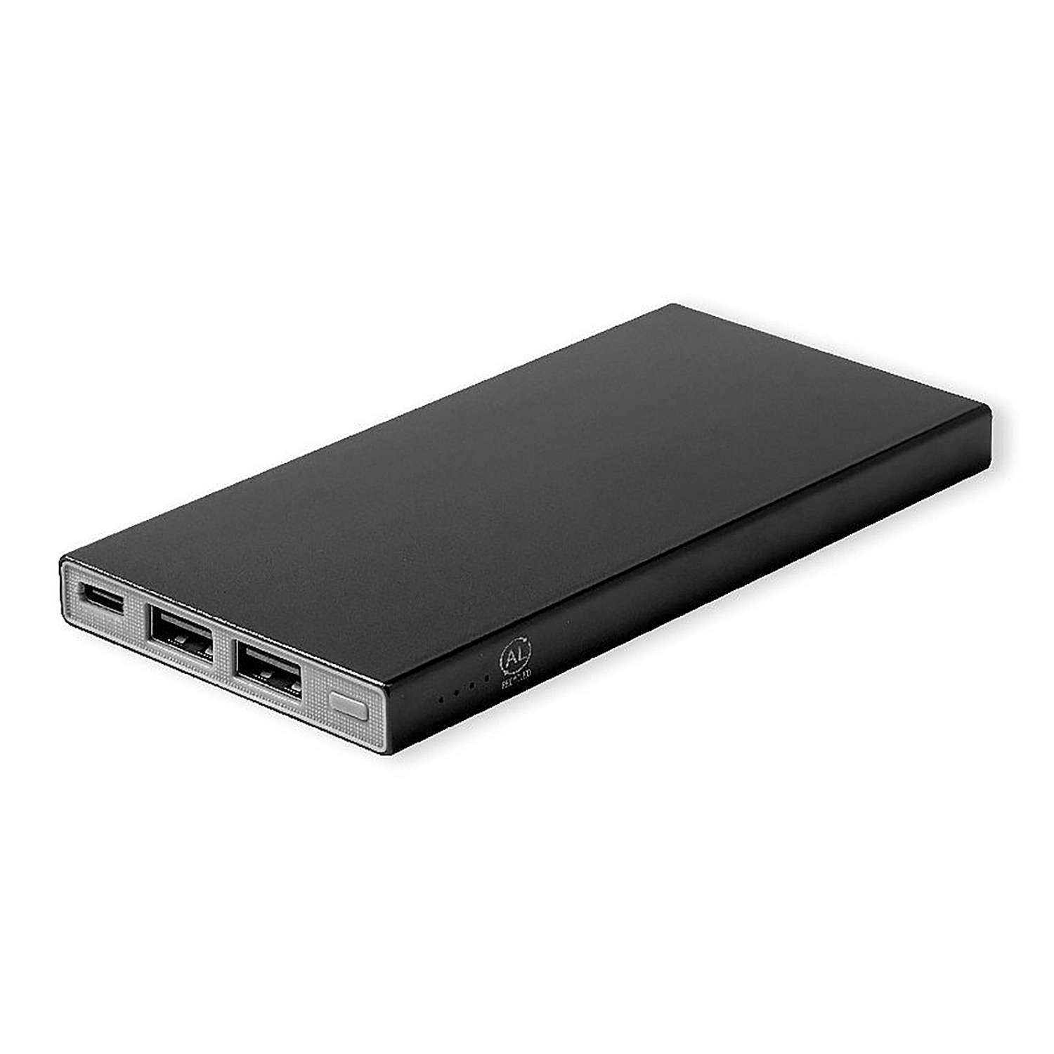 Un power bank rettangolare nero con tre porte USB e una spia luminosa. Lo sfondo è bianco.