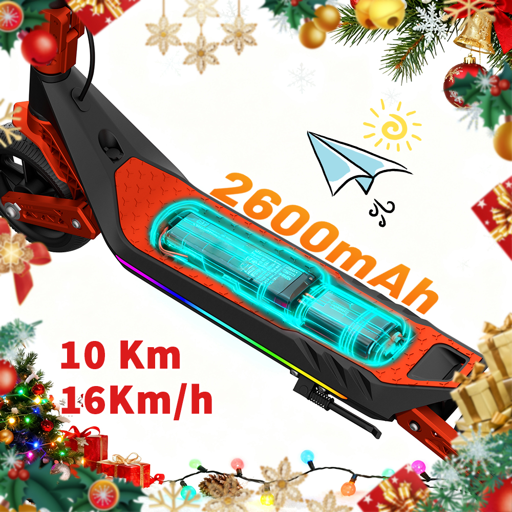 Elektroroller mit Batterieangaben und Leistungsdaten, umgeben von Weihnachtsdekorationen. Text: 10 km, 16 km/h und 2600 mAh.