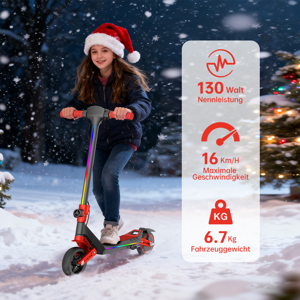 Ein Mädchen mit Weihnachtsmütze fährt im Schnee Roller. Der Roller ist rot und schwarz mit bunten Lichtern. Winterszene mit Schnee und Bäumen.