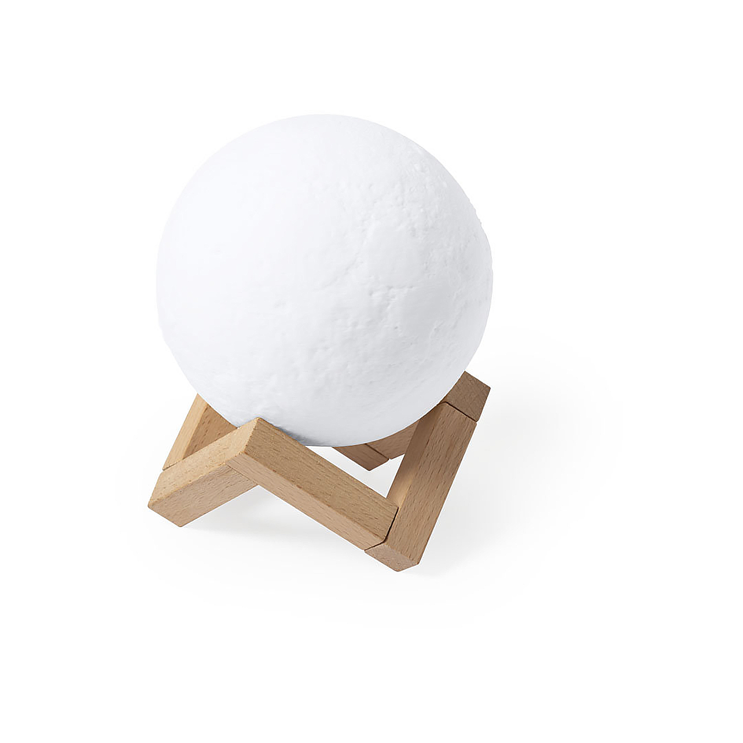 Una lampada bianca a forma di luna è su un supporto di legno. La lampada ha una superficie strutturata. Il supporto è in legno marrone chiaro.