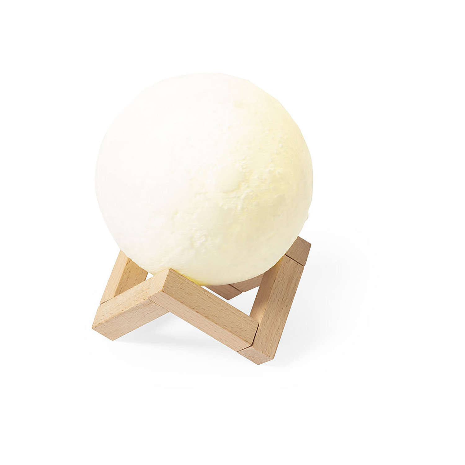 Una lampada a forma di luna è appoggiata su un supporto di legno su sfondo bianco. La lampada è accesa e il supporto è in legno chiaro.