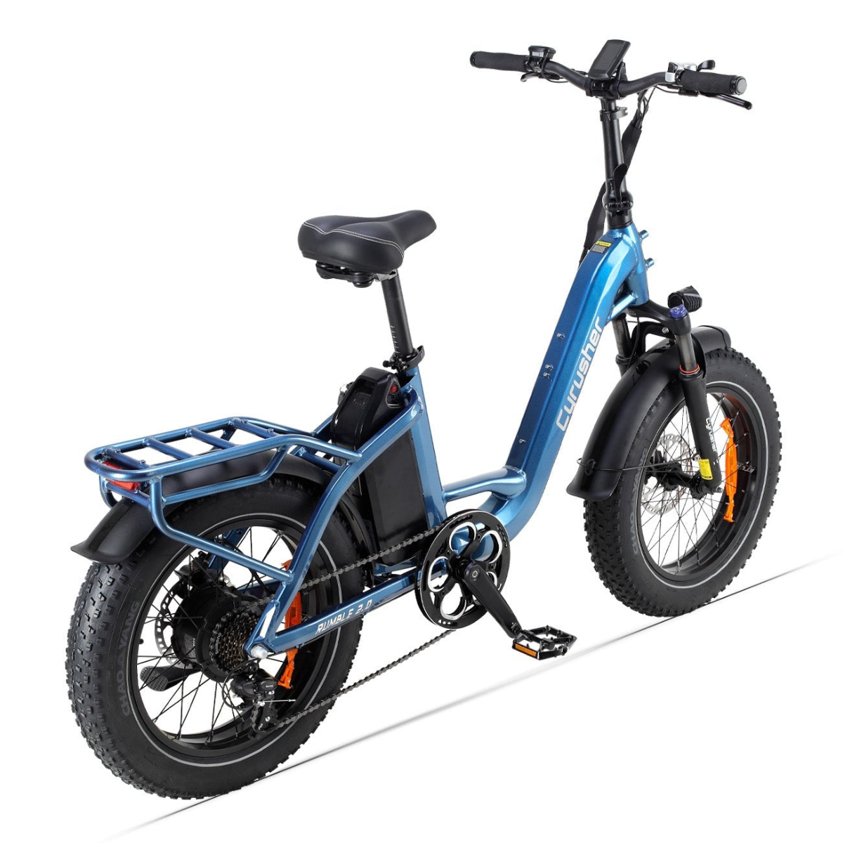 Niebieski rower elektryczny z czarnymi oponami i siedzeniem. Ma bagażnik i akumulator. Tło jest białe.