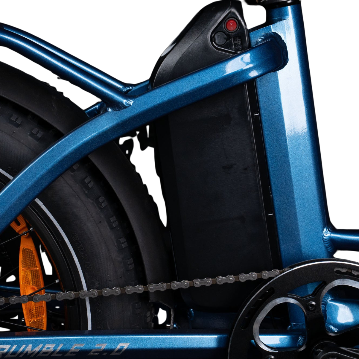Zbliżenie niebieskiej ramy roweru elektrycznego z czarnym akumulatorem. Rower ma czarną oponę i pomarańczowy odblask.