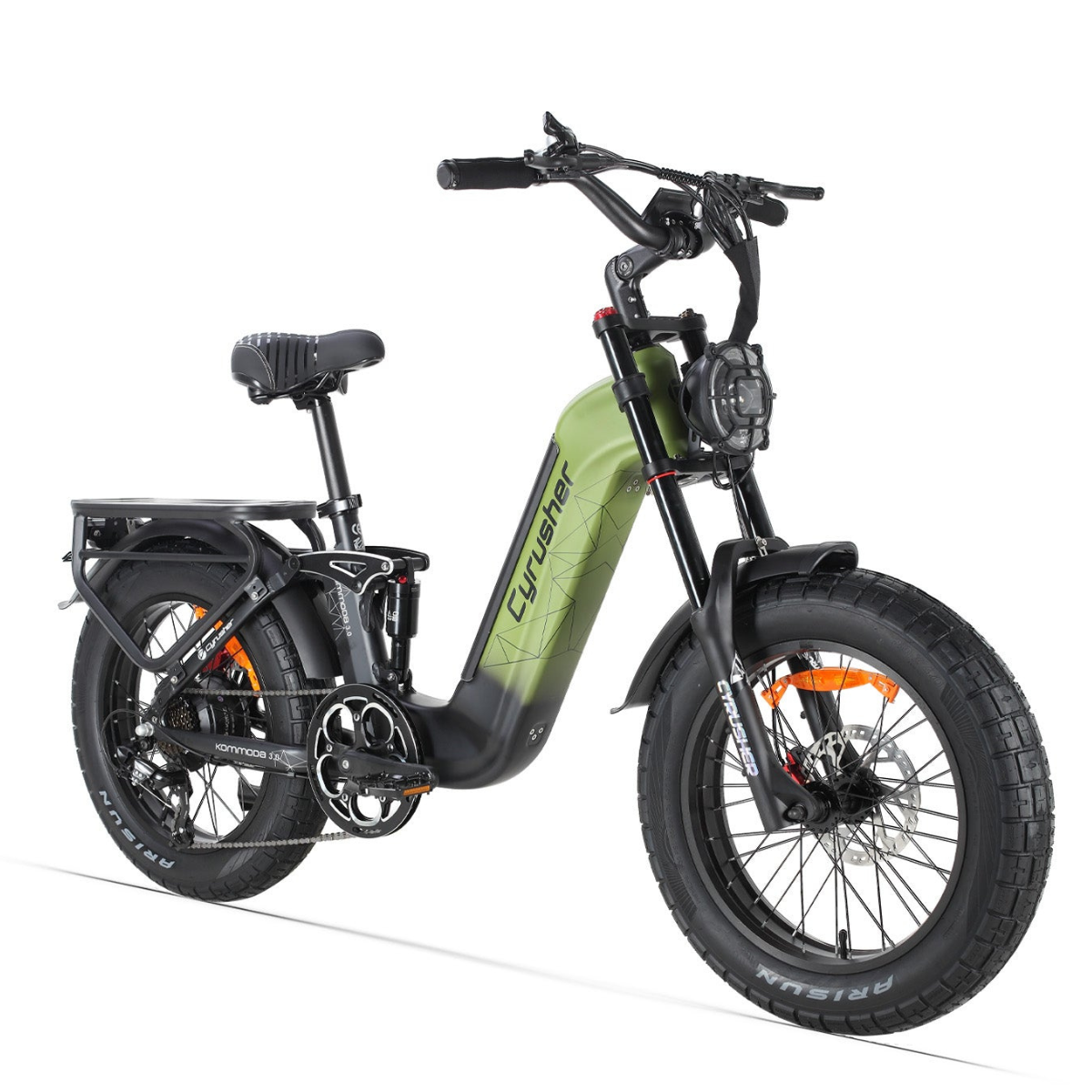 Rower elektryczny. Ma zieloną ramę, czarne opony i reflektor. Marka to Cyrusher.