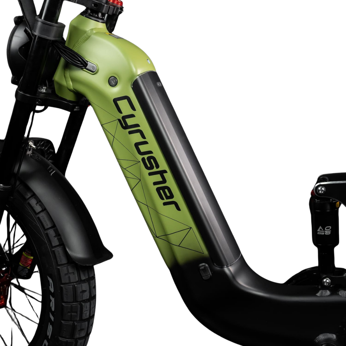 Zbliżenie zielono-czarnego roweru elektrycznego. Widoczna nazwa marki 'Cyrusher'. W kadrze opona i zawieszenie.