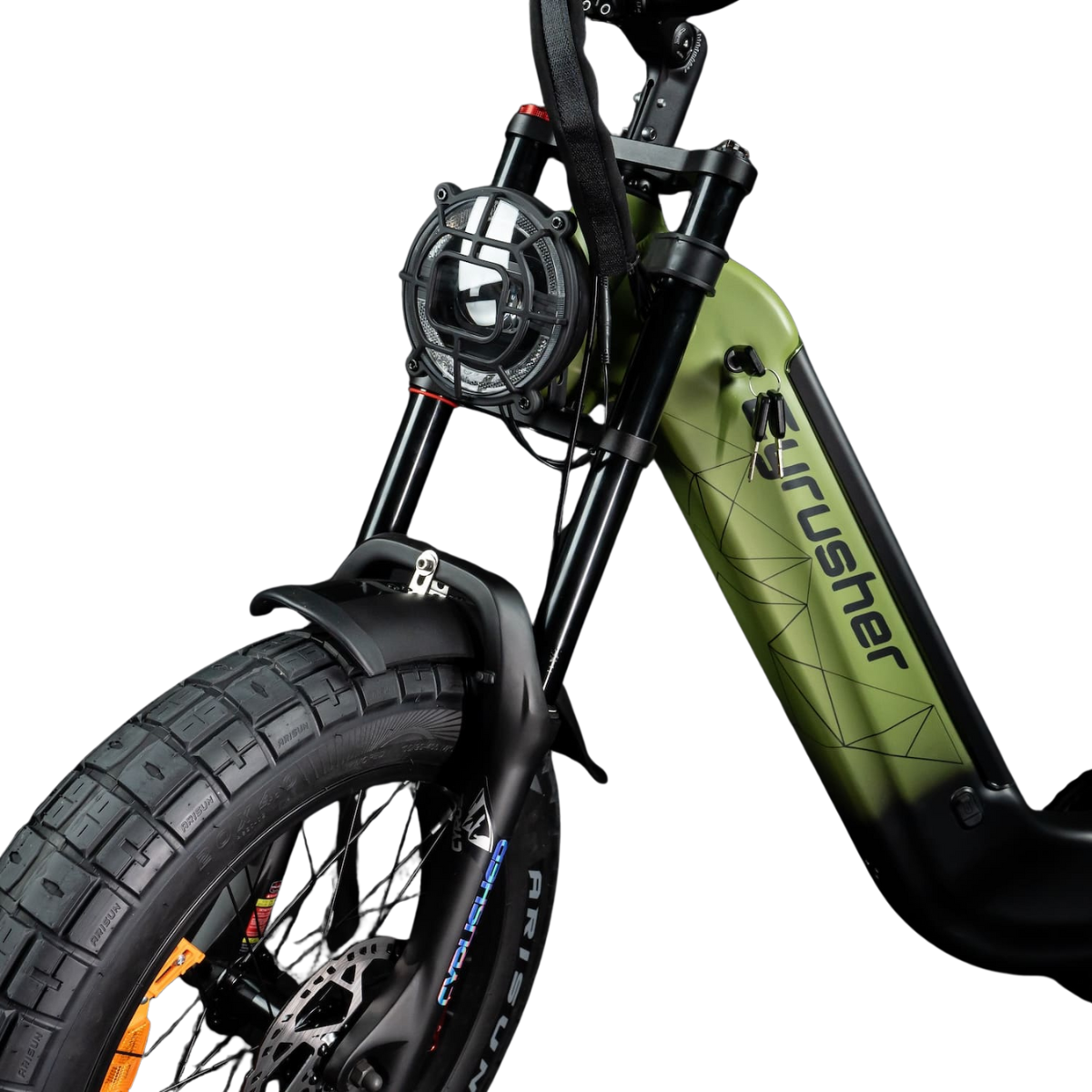 Zbliżenie zielono-czarnego roweru elektrycznego. Widoczne przednie koło i reflektor. Rower ma nazwę 'Crusher'.