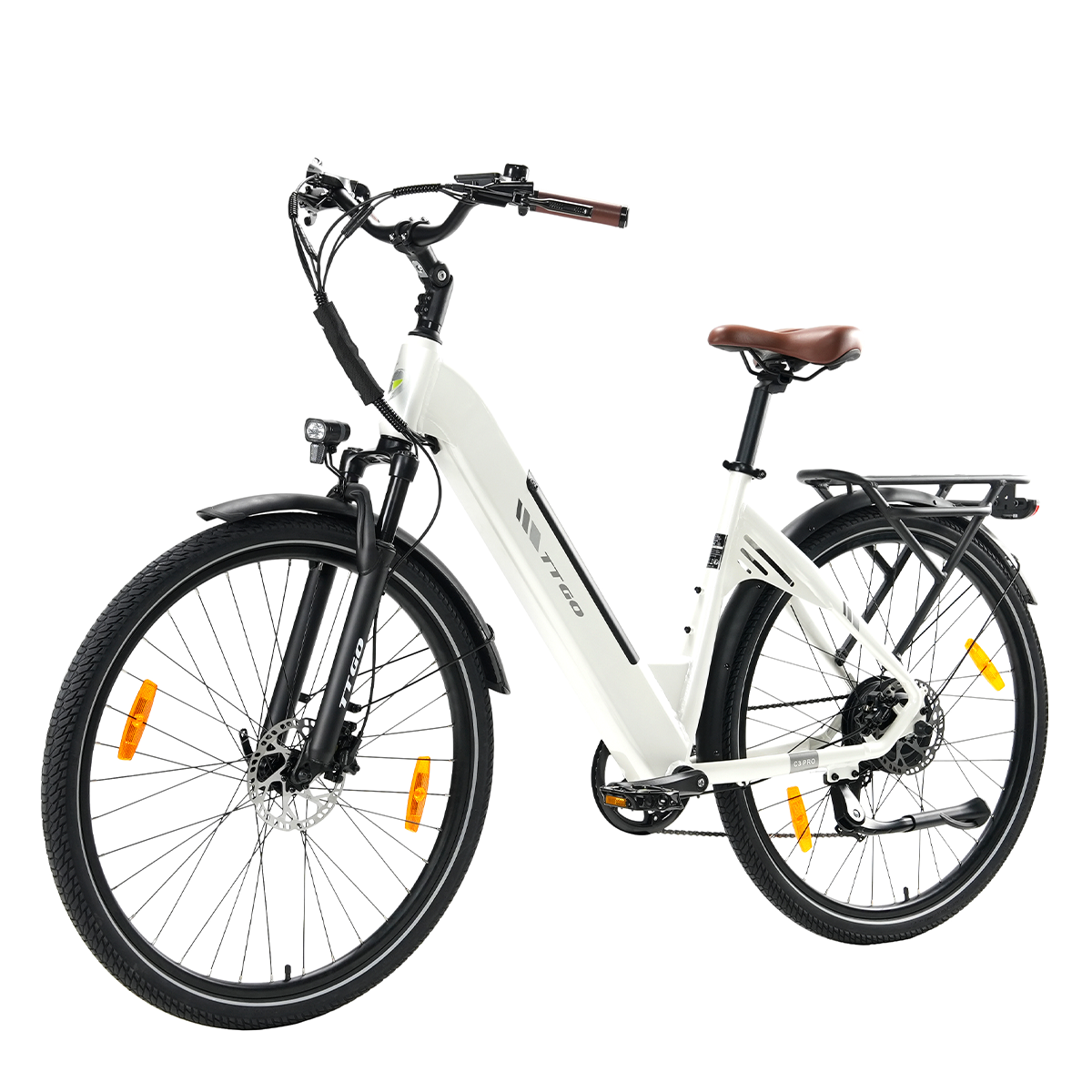 Biały rower elektryczny. Czarne opony, błotniki i kierownica. Brązowe siodełko i uchwyty. Pomarańczowe odblaski na kołach. Logo "TTGO".