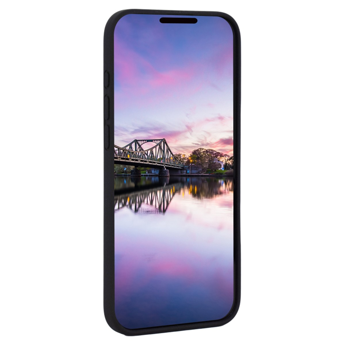 Ein Smartphone zeigt eine Brücke über Wasser bei Sonnenuntergang. Der Himmel ist lila und rosa und spiegelt sich im Wasser.