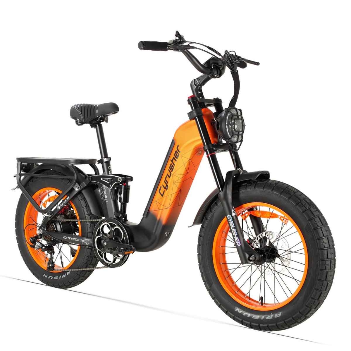 Pomarańczowo-czarny rower elektryczny. Ma grube opony, reflektor i bagażnik nad tylnym kołem.