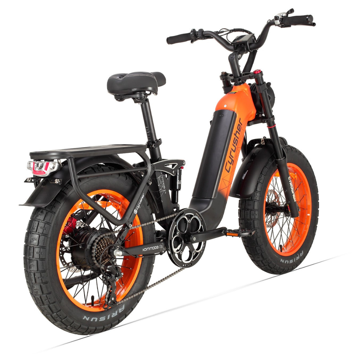 Pomarańczowo-czarny rower elektryczny na białym tle. Rower ma grube opony, czarną ramę i siodełko.