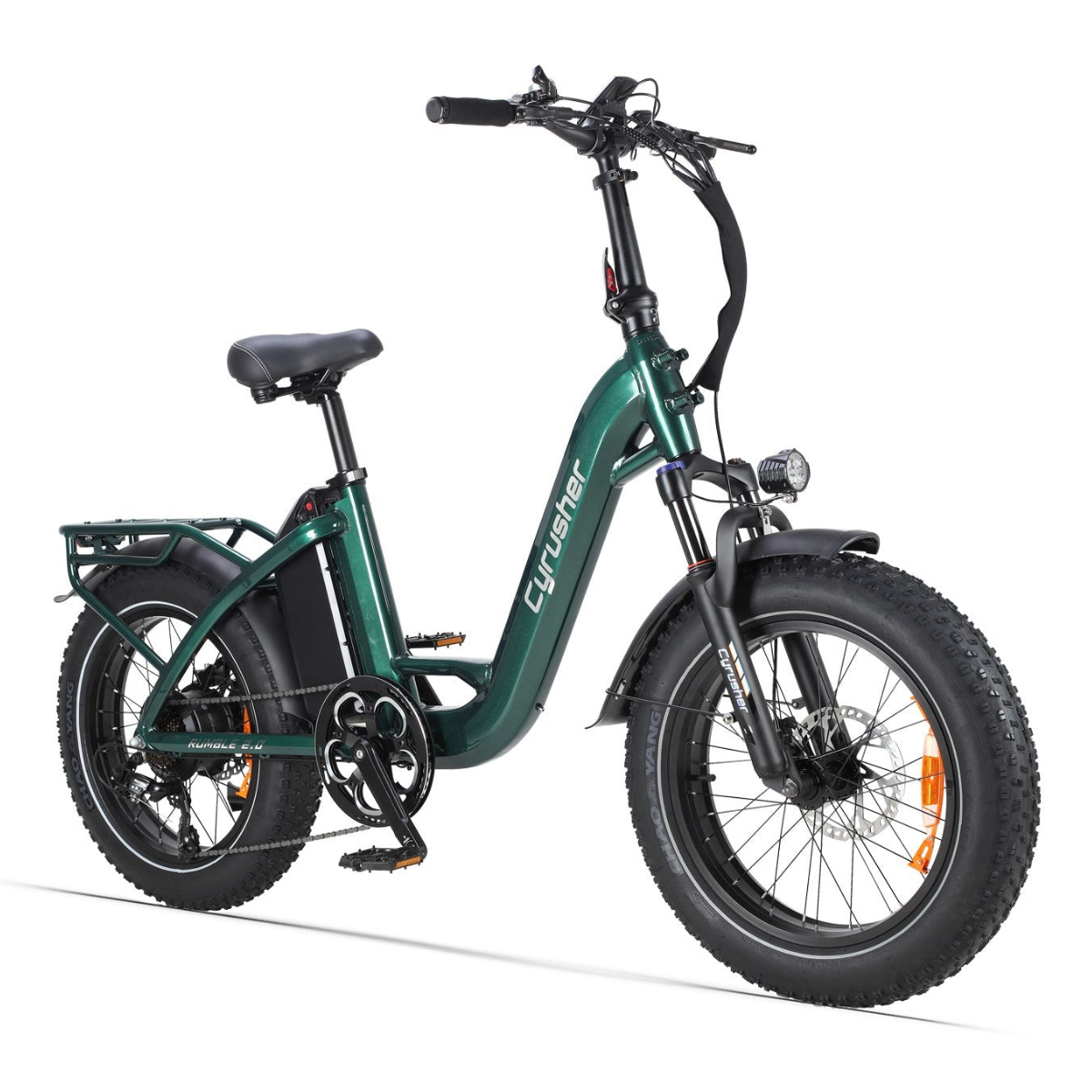 Zielony rower elektryczny z grubymi oponami na białym tle. Ma czarne siodełko, kierownicę i reflektor.