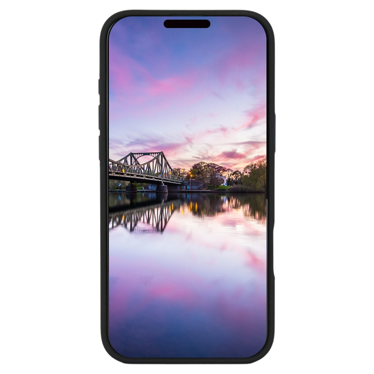 Ein Handy zeigt eine Brücke über Wasser, die einen Sonnenuntergang widerspiegelt. Der Himmel ist rosa und lila. Das Handy hat ein schwarzes Gehäuse.