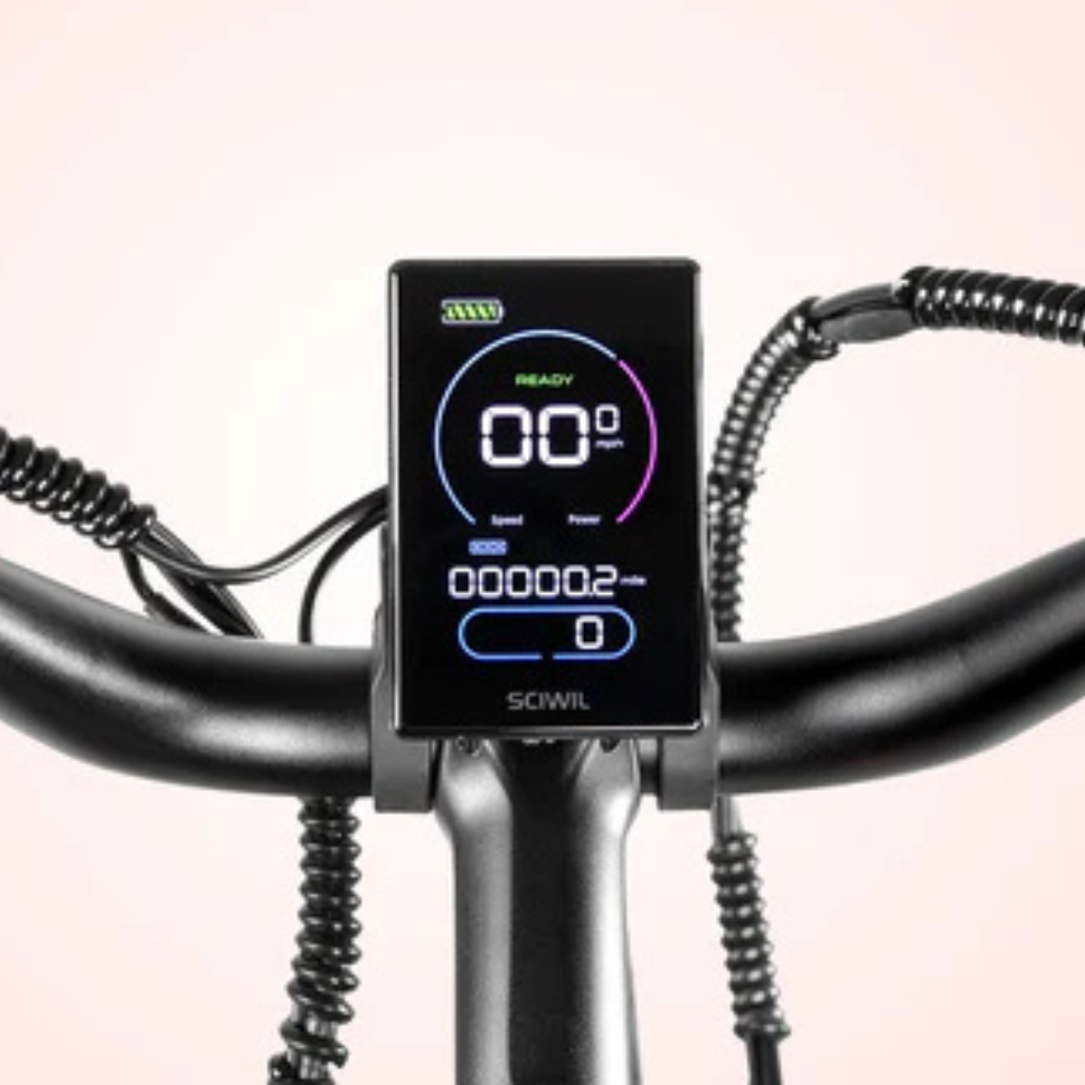 Zbliżenie kierownicy roweru elektrycznego z cyfrowym wyświetlaczem pokazującym prędkość i stan baterii. Widoczne są również przewody i czarna rama.