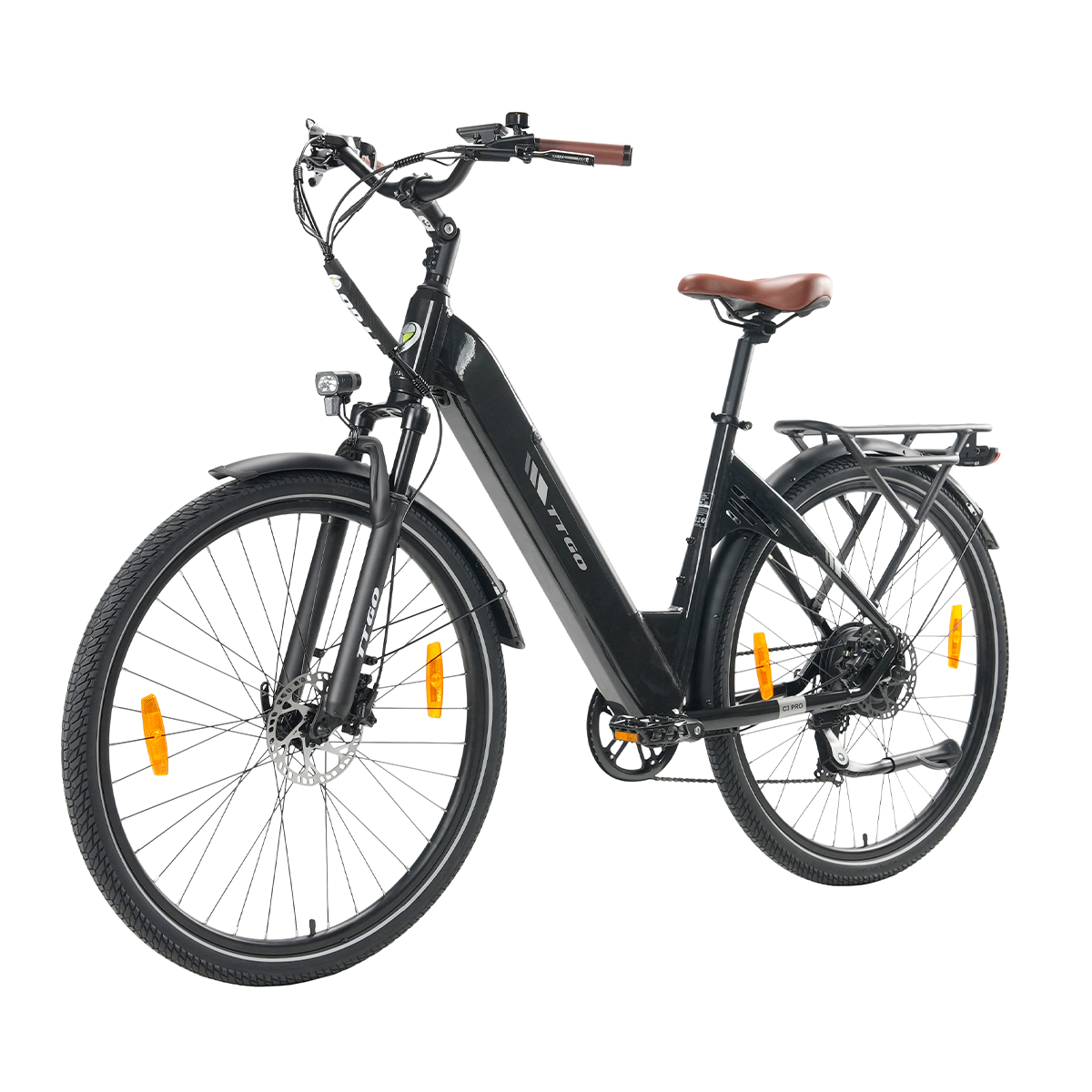 Czarny rower elektryczny z brązowym siodełkiem i kierownicą, pomarańczowymi odblaskami, na białym tle. Rower jest pochylony w prawo.