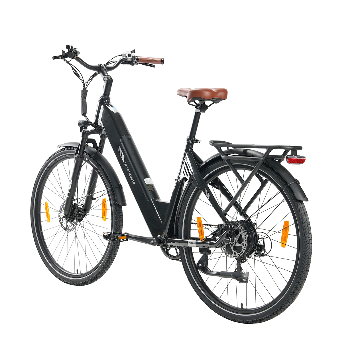 Czarny rower elektryczny na białym tle. Posiada brązowe siodełko, czarne błotniki i pomarańczowe odblaski.