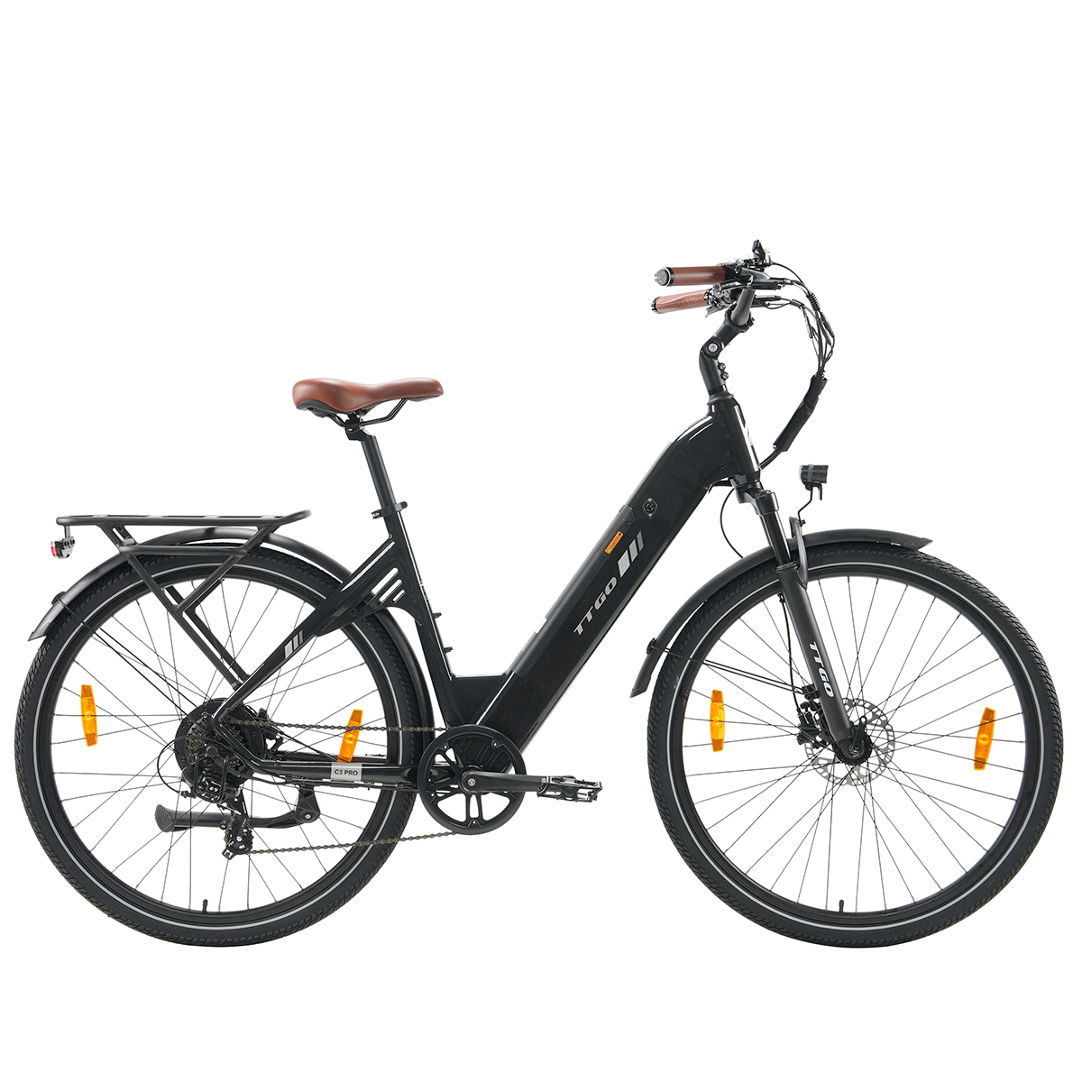 Czarny rower elektryczny z brązowym siodełkiem i kierownicą, pomarańczowymi odblaskami i czarnymi oponami, na białym tle.