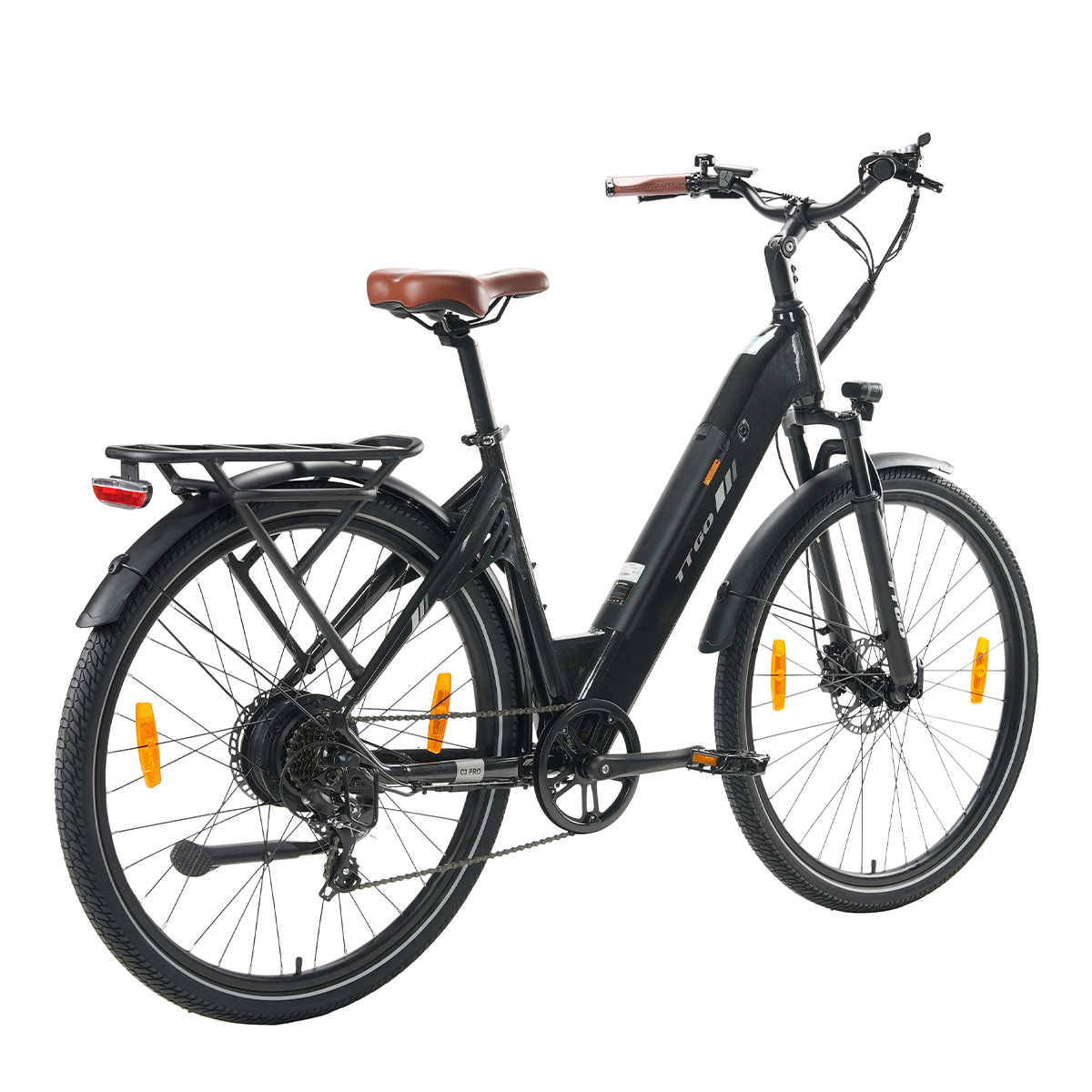 Czarny rower elektryczny z brązowym siodełkiem i kierownicą, pomarańczowymi odblaskami i czarną ramą na białym tle.